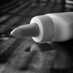 Le caratteristiche degli adesivi speciali per applicazioni su misura